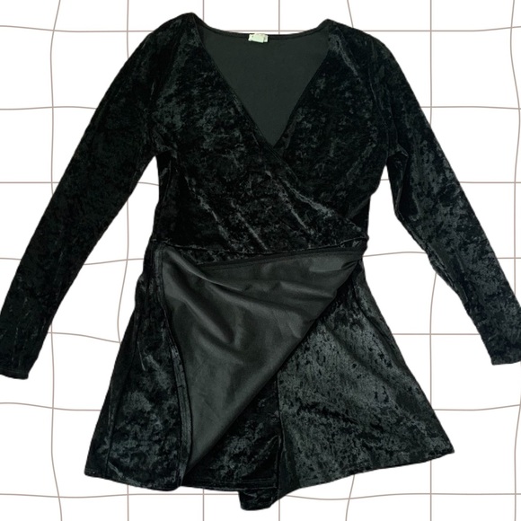 Crushed velvet skort long sleeve jumpsuit 🖤🤍 - Picture 3 of 3